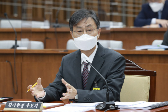 최재해 감사원장 후보자가 2일 국회에서 열린 인사청문회에서 의원들의 질의에 답변하고 있다. 국회사진기자단=연합뉴스